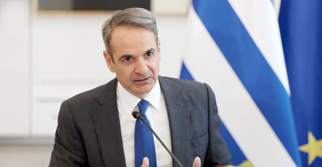 Μητσοτάκης προειδοποιεί για δύσκολες μέρες που έρχονται καθώς η Ελλάδα μάχεται με τις πυρκαγιές, αποτίει φόρο τιμής στους πεσόντες πυροσβέστες