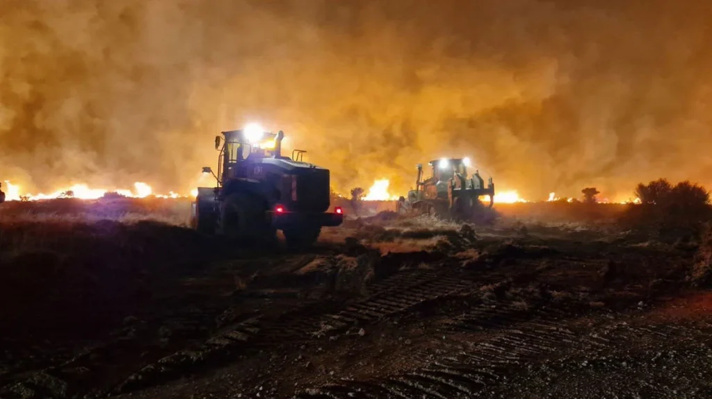 Battle to open firebreaks in bid to halt blaze in Western Attica – Agios Nektarios and Louba in Vilia encircled by flames