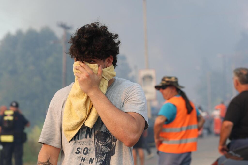 Major fire in Chalkidiki: Sea evacuations from Sivira as flames reach houses, Fourka evacuated