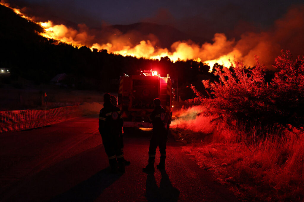 Wildfire rages in Western Attica, flames reach Agia Skepi settlement, 7 aircraft and over 450 firefighters battling the blaze