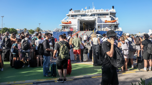 Holiday getaway peaks as more than 129,000 passengers depart from Piraeus, Rafina and Lavrio