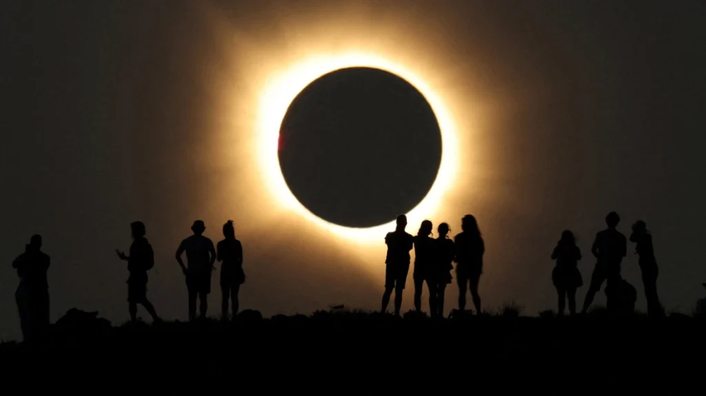 «My eyes hurt»: Thousands in Spain and Britain report vision problems after having looked at the sun during the eclipse