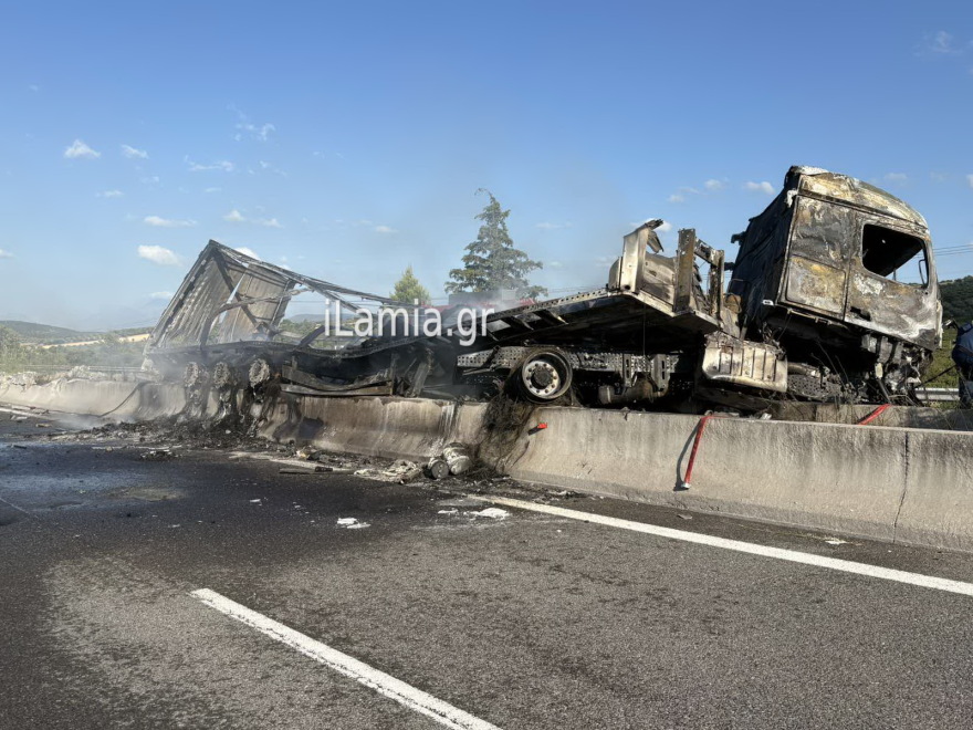 One dead after two lorries collide on Athens-Lamia motorway, Thessaloniki-bound lane partially reopens