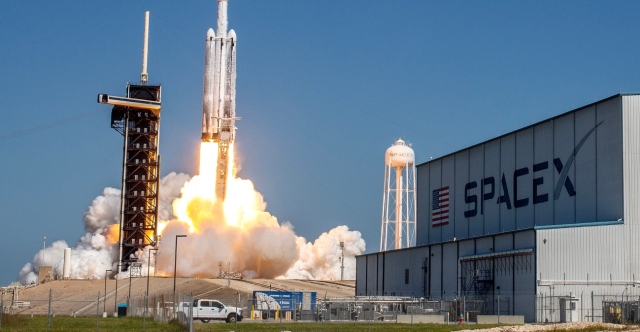 According to NASA, a piece of a SpaceX rocket is on a collision course with the Moon—what is the risk to Earth? — GLOBAL — Aslikannih