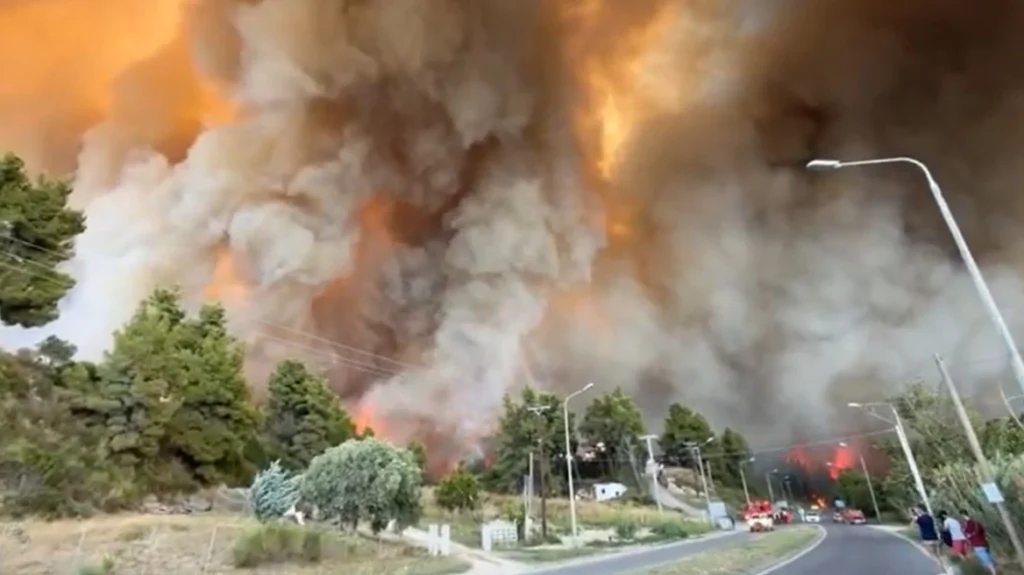 Major fire in Chalkidiki, Sivyri and Fourka evacuated – fronts in Aetolia-Acarnania, Ilia and Boeotia