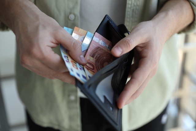 The two faces of the Greek economy: Household wealth rises, but savings fall & borrowing grows - ProtoThema English